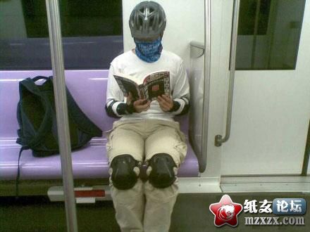 上海地铁追尾后，魔都的童鞋乘地铁就变成了这样…….jpg